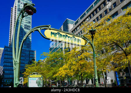 Montréal, Québec, Canada,Ottobre 8,2019.Victoria Stazione della metropolitana entrata a Montreal, Quebec, Canada.Credit:Mario Beauregard/Alamy News Foto Stock