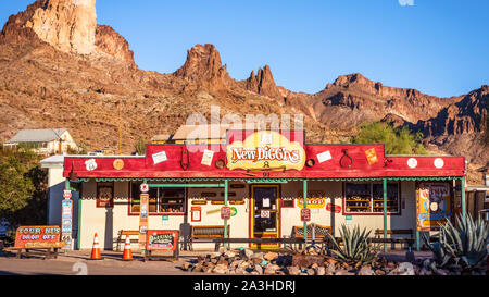 Un negozio di souvenir a Oatman, Arizona con la montagna nera in background. Foto Stock