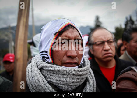 Quito, Ecuador. 08 ott 2019. I membri delle comunità indigene marzo con bastoni contro il Presidente Moreno's politiche economiche. La confederazione dei popoli indigeni (CONAIE) ha chiamato per un grande marzo a Quito. La capitale ecuadoriana si prevede di ospitare circa 20.000 dimostranti dei popoli indigeni che protestavano contro il prezzo del carburante aumenta e la produzione di petrolio nel loro territorio il martedì. Il governo ha dichiarato lo stato di emergenza e spostato dalla capitale di Guayaquil. Credito: Juan Diego Montenegro/dpa/Alamy Live News Foto Stock