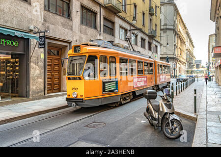 Un TurinTram si snoda lungo Via XX Settembre, Torino, Italia Foto Stock