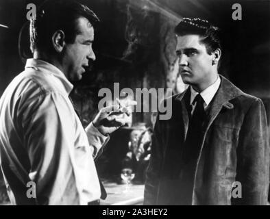 WALTER MATTHAU e ELVIS PRESLEY in re creolo (1958), diretto da Michael Curtiz. Credito: Paramount Pictures / Album Foto Stock