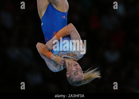 Stuttgart, Germania. 8 Ott, 2019. Lieke Wevers dei Paesi Bassi in competizione in esercizi a terra per le donne durante la 49FIG ginnastica artistica Campionati del Mondo alla Hanns Martin Schleyer Halle di Stuttgart, Germania. Ulrik Pedersen/CSM/Alamy Live News Foto Stock