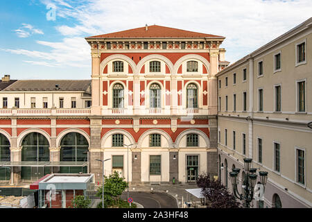 Il bellissimo esterno di Torino alla stazione ferroviaria di Porta Nuova, la principale stazione ferroviaria di Torino e la terza stazione più trafficato in Italia Foto Stock