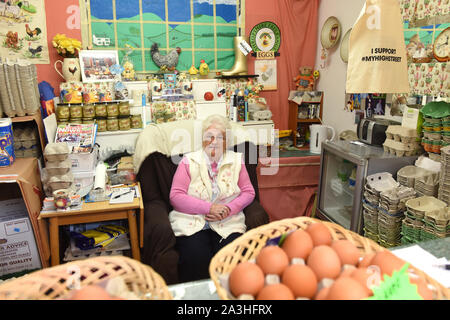 Nessun inizio retiement per questa signora... Mercato di Wellington 2019 Margaret Robinson l'uovo lady 84 anni ha lavorato sulle bancarelle del mercato poiché era 13. Foto Stock