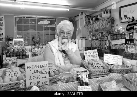 Nessun inizio retiement per questa signora... Mercato di Wellington 2019 Margaret Robinson l'uovo lady 84 anni ha lavorato sulle bancarelle del mercato poiché era 13. Foto Stock