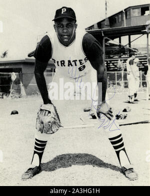 Vintage anni sessanta era foto autografate di star Pittsburgh Pirates player Willie Stargell che era stato eletto per il Baseball Hall of Fame. Foto Stock