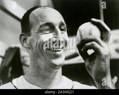Anni sessanta era news foto della Hall of Fame pitcher Warren Spahn con sciopero storico fuori la sfera dal gioco contro Los Angeles dodgers. Foto Stock