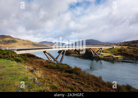 Kylesku ponte un calcestruzzo trave scatola ponte sul Loch un' Chàirn Bhàin in Sutherland Nord Ovest Highlands della Scozia Foto Stock