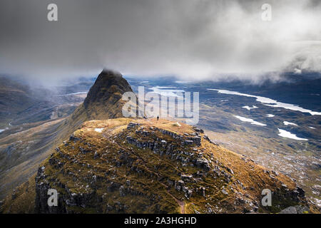 Vista del vertice solo alpinista e tenda su un alto luogo Suilven una montagna in Inverpoly Riserva Naturale Nazionale Assynt Sutherland nelle Highlands scozzesi Foto Stock