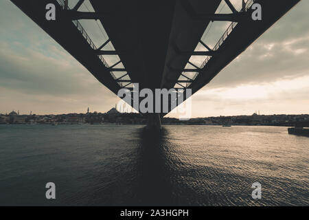Halic Metro Bridge e Suleymaniye al tramonto Foto Stock