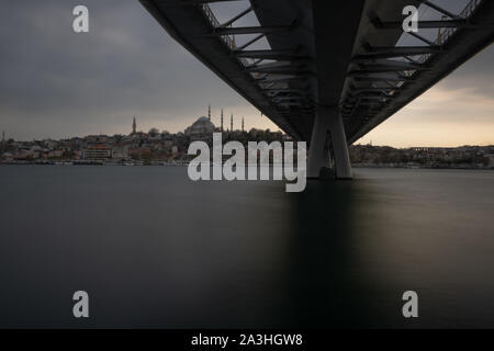Halic Metro Bridge e Suleymaniye al tramonto Foto Stock