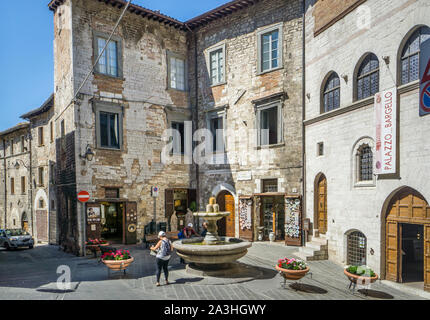 Largo del Bargello con il Palazzo del Bargello e la Fontana dei matti nel centro storico di Gubbio in Umbria, Italia Foto Stock