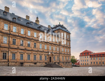 Domplatz square con la nuova residenza (Neue Residenz) edificio, ex residenza dei vescovi oggi sede di Bamberg Biblioteca dello Stato, Bamberg Città Vecchia, Foto Stock