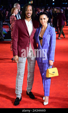 Tony Sinclair e Shanie Ryan che frequentano la premiere europeo di coltelli, tenuto come parte del BFI London Film Festival 2019, a l'Odeon Luxe, Leicester Square a Londra. Foto Stock