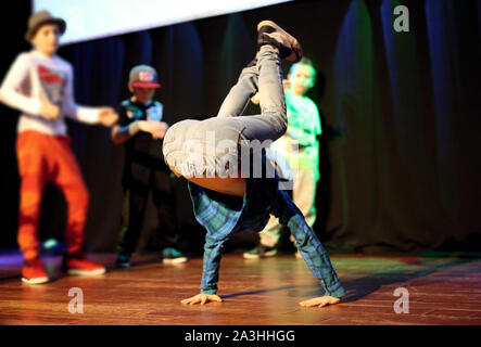 Break dance, breakdance ballerino in una unica figura, ballerino in una posa Foto Stock