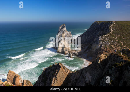 Vista dell'Oceano Atlantico, Praia da Ursa beach e costa scoscesa con enormi massi vicino Cabo da Roca, il punto più occidentale del continente europeo in Portogallo Foto Stock