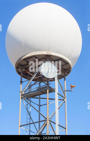 Radar meteorologico stazione sulla parte superiore della Sierra de Fuentes, Spagna. La cupola e la torre blu su sfondo cielo Foto Stock