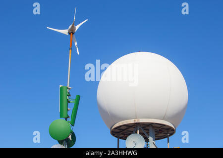 Radar meteorologico stazione sulla parte superiore della Sierra de Fuentes, Spagna. Antenne, turbina eolica e la cupola Foto Stock