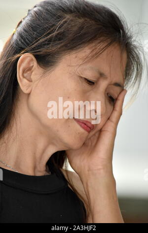 Un triste femmina nonna Senior Foto Stock