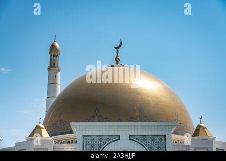 Dettagli della Grande Moschea Aşgabat, Türkmenbaşy Ruhy moschea o Gypjak moschea è una moschea nel villaggio di Gypjak, Turkmenistan. Esso si trova a abou Foto Stock