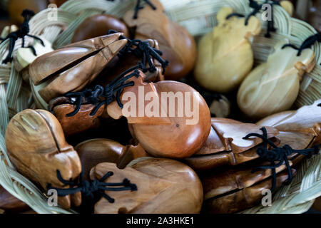 Spagnolo nacchere in legno - strumento a percussione utilizzato nel flamenco, sevillanas in Spagna Foto Stock