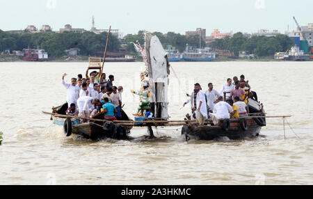 Kolkata, India. 08 ott 2019. I devoti immersi Durga idolo al fiume Gange durante Vijaya Dasami, l'ultimo giorno di Durga Puja festival. (Foto di Paolo Saikat/Pacific Stampa) Credito: Pacific Press Agency/Alamy Live News Foto Stock