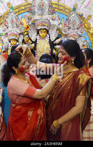 Kolkata, India. 08 ott 2019. Sposato donne Indù eseguire rituali per celebrare Vijaya Dasami l'ultimo giorno di Durga Puja. (Foto di Paolo Saikat/Pacific Stampa) Credito: Pacific Press Agency/Alamy Live News Foto Stock