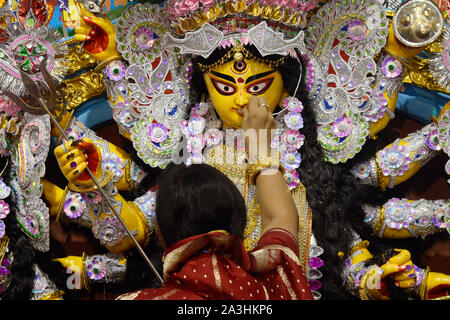 Kolkata, India. 08 ott 2019. Sposato donne Indù eseguire rituali per celebrare Vijaya Dasami l'ultimo giorno di Durga Puja. (Foto di Paolo Saikat/Pacific Stampa) Credito: Pacific Press Agency/Alamy Live News Foto Stock