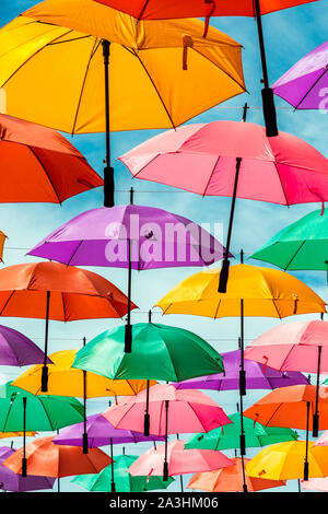 Vivacemente colorato ombrelloni offrono ombra su un esterno di piazza dello shopping nel centro di La Paz, Baja California, Messico. Foto Stock