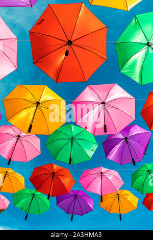 Vivacemente colorato ombrelloni offrono ombra su un esterno di piazza dello shopping nel centro di La Paz, Baja California, Messico. Foto Stock