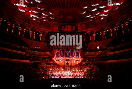 Stephen Barlow conduce il Bournemouth Symphony Orchestra sul palco a FM classica dal vivo presso la Royal Albert Hall di Londra. Foto Stock