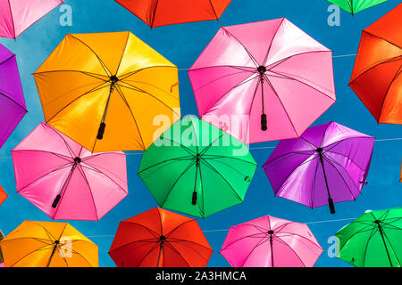 Vivacemente colorato ombrelloni offrono ombra su un esterno di piazza dello shopping nel centro di La Paz, Baja California, Messico. Foto Stock