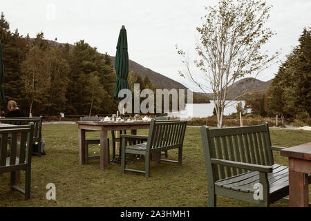 Isola di Mount Desert, Maine - Settembre 28th, 2019: Tavoli e sedie che si affaccia su Jordan Pond a Jordan Pond House ristorante nel Parco Nazionale di Acadia Foto Stock