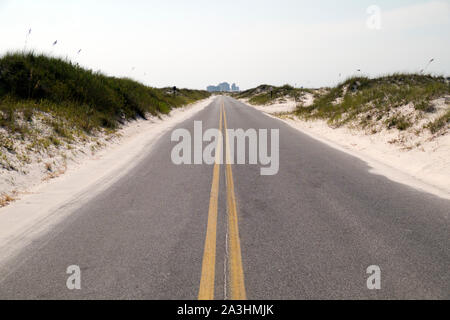 Accesso alla spiaggia la strada attraverso il Rosamond Johnson, Jr. Parco Nazionale nei pressi di Pensacola, Florida, Stati Uniti d'America. Foto Stock