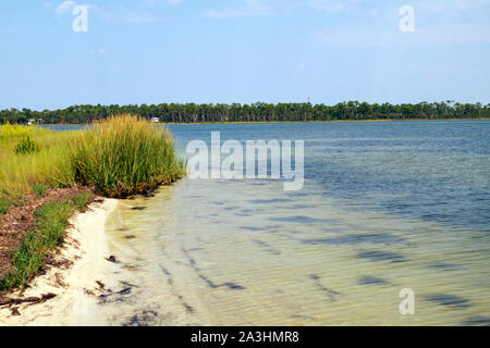 La grande Laguna a Rosamond Johnson, Jr. Parco Nazionale nei pressi di Pensacola, Florida, Stati Uniti d'America. Foto Stock