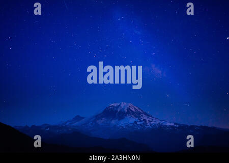 Via lattea oltre mt Rainier su una notte estiva Foto Stock