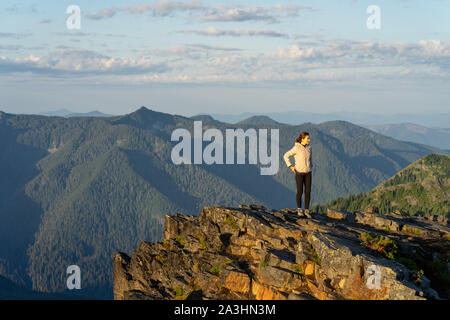 Escursionista tenetevi pronti per un sunrise sessione di yoga a Mt Rainier in Washington. Foto Stock