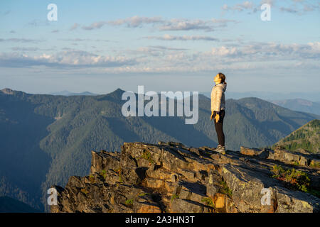 Escursionista tenetevi pronti per un sunrise sessione di yoga a Mt Rainier in Washington. Foto Stock