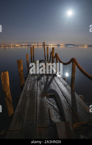 Il vecchio porto palafito immerso nel fiume Foto Stock