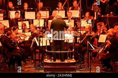 Stephen Barlow conduce il Bournemouth Symphony Orchestra sul palco a FM classica dal vivo presso la Royal Albert Hall di Londra. Foto Stock