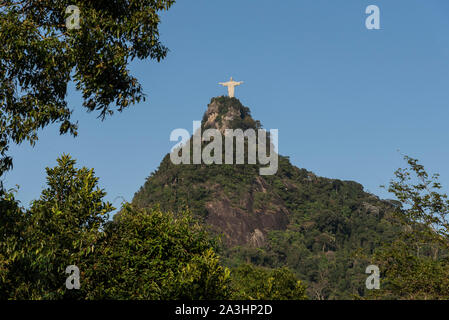 Lo splendido paesaggio di Cristo Redentore statua di oltre il verde del monte Corcovado, visto da Mirante Dona Marta, Rio de Janeiro, Brasile Foto Stock