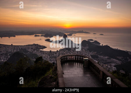 Bellissima alba vista da un vuoto di monte Corcovado a Sugar Loaf, città e dell'oceano, Rio de Janeiro, Brasile Foto Stock