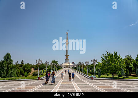 8 luglio 2019 - Aşgabat, Turkmenistan - gruppo di turisti a piedi nel centro cittadino di Aşgabat, capitale del Turkmenistan in Asia centrale Foto Stock