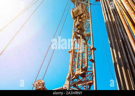 Impianto di perforazione nel campo dell'olio per trapanare nel sottosuolo al fine di prodotto grezzo, vista dall'interno. Industria del petrolio. Foto Stock