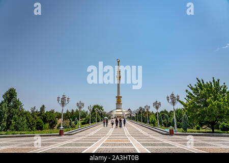 8 luglio 2019 - Aşgabat, Turkmenistan - gruppo di turisti a piedi nel centro cittadino di Aşgabat, capitale del Turkmenistan in Asia centrale Foto Stock