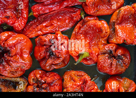 Arrosto di peperoni rossi nel vassoio da forno. Vista dall'alto. Foto Stock