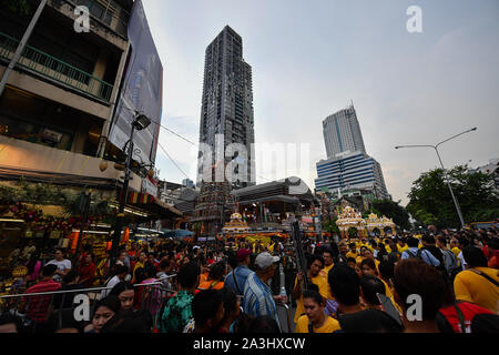 Bangkok, Tailandia. 08 ott 2019. Buddisti e indù seguaci celebrare Navratri festival religioso Al Maha Sri Mariamman Temple, noto anche come Maha Uma Devi e il tempio di Wat Khaek, 8 ottobre 2019 in Silom, Bangkok. Rituali sono detenute e l'immagine di Sri Mariamman Maha è presa attraverso le strade della città in una processione. (Foto di Amphol Thongmueangluang/Pacific Stampa) Credito: Pacific Press Agency/Alamy Live News Foto Stock