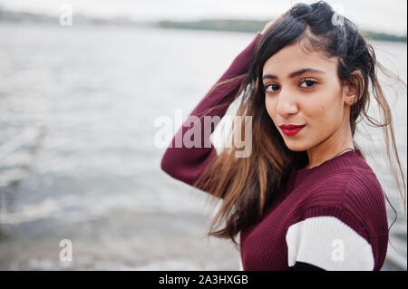 Close up ritratto di giovane bella indiano o South Asian ragazza adolescente in abito. Foto Stock