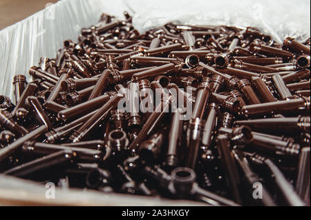 Il materiale grezzo per la bottiglia di plastica processo di soffiaggio .Il campione del processo di iniezione Foto Stock