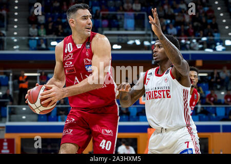 Milano, Italia. 07 ott 2019. Luis Scola (AX Armani Exchange Olimpia Milano) durante la Legabasket Serie a partita di basket AX Armani Exchange Olimpia Milano vs Pallacanestro Trieste in Milano, Palalido Allianz Cloud, la squadra di casa ha vinto 88-74. In Italia il 6 ottobre 2019. (Foto di Matteo Cogliati/Pacific Stampa) Credito: Pacific Press Agency/Alamy Live News Foto Stock